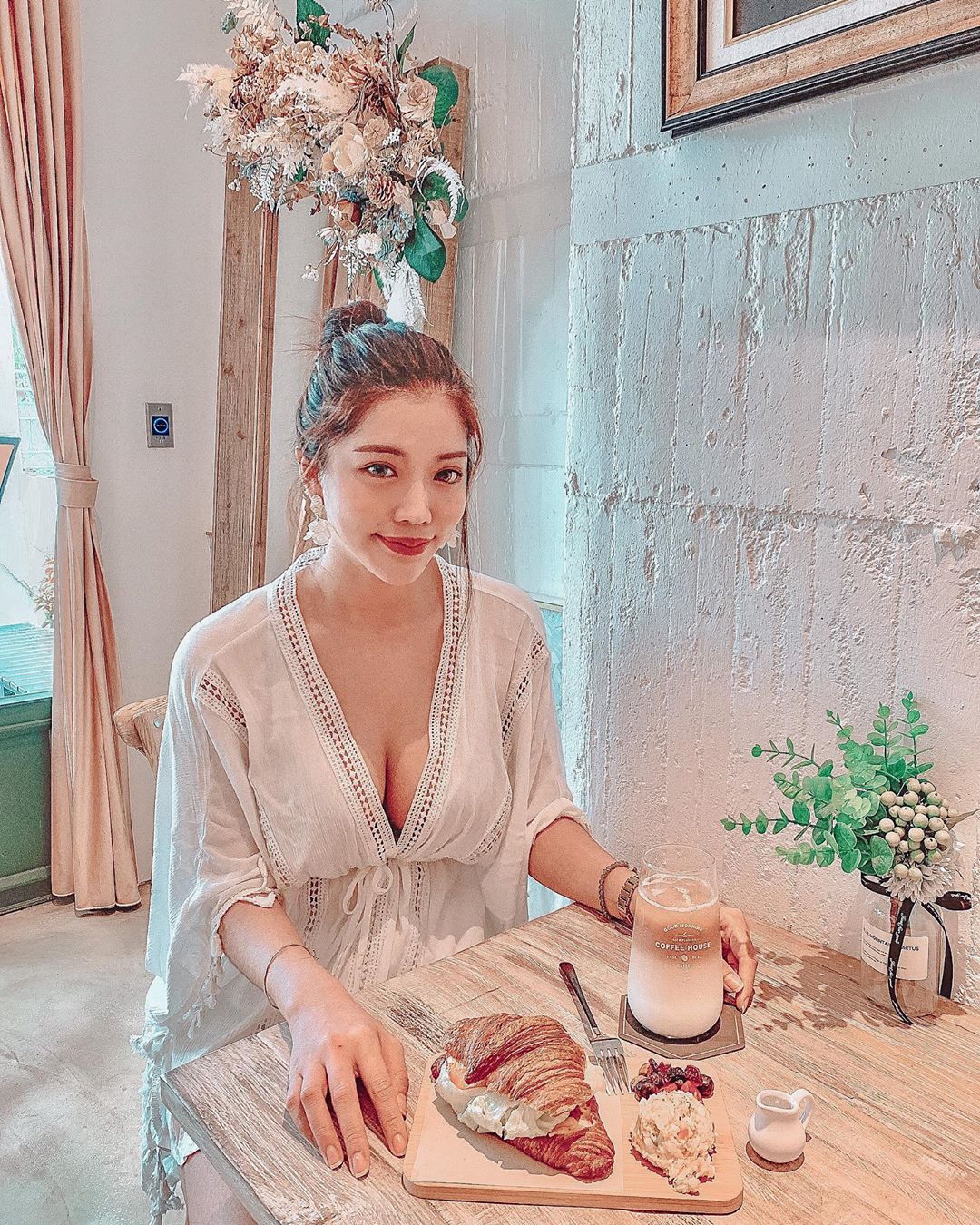 莎莎 Lisa 嫩白碗公奶圓又挺...讓人移不開眼-第1章-图片1