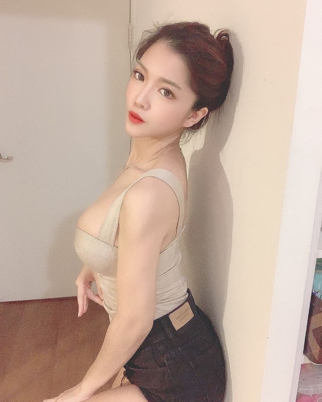 莎莎 Lisa 嫩白碗公奶圓又挺...讓人移不開眼-第1章-图片3