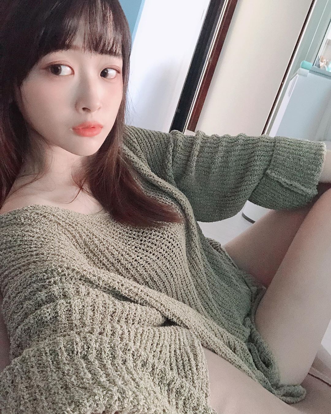 薇薇 純情正妹秀長腿 無辜神情讓人難耐....-第1章-图片1