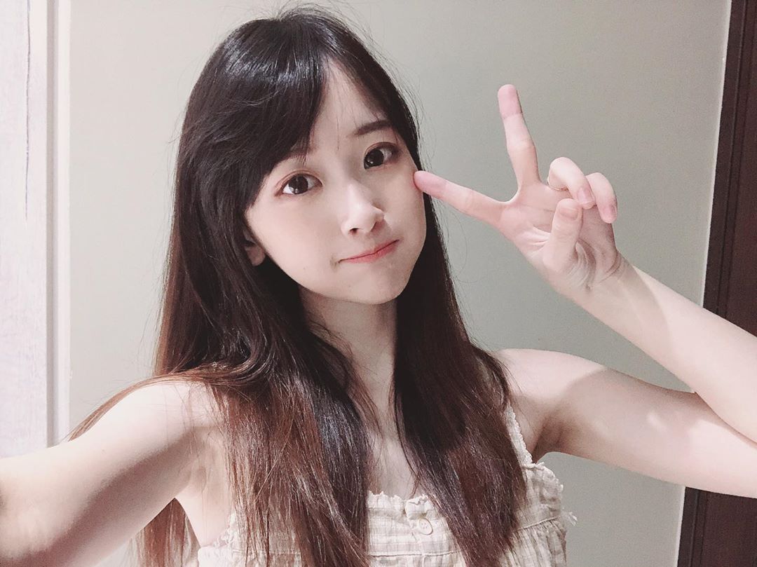 薇薇 純情正妹秀長腿 無辜神情讓人難耐....-第1章-图片8