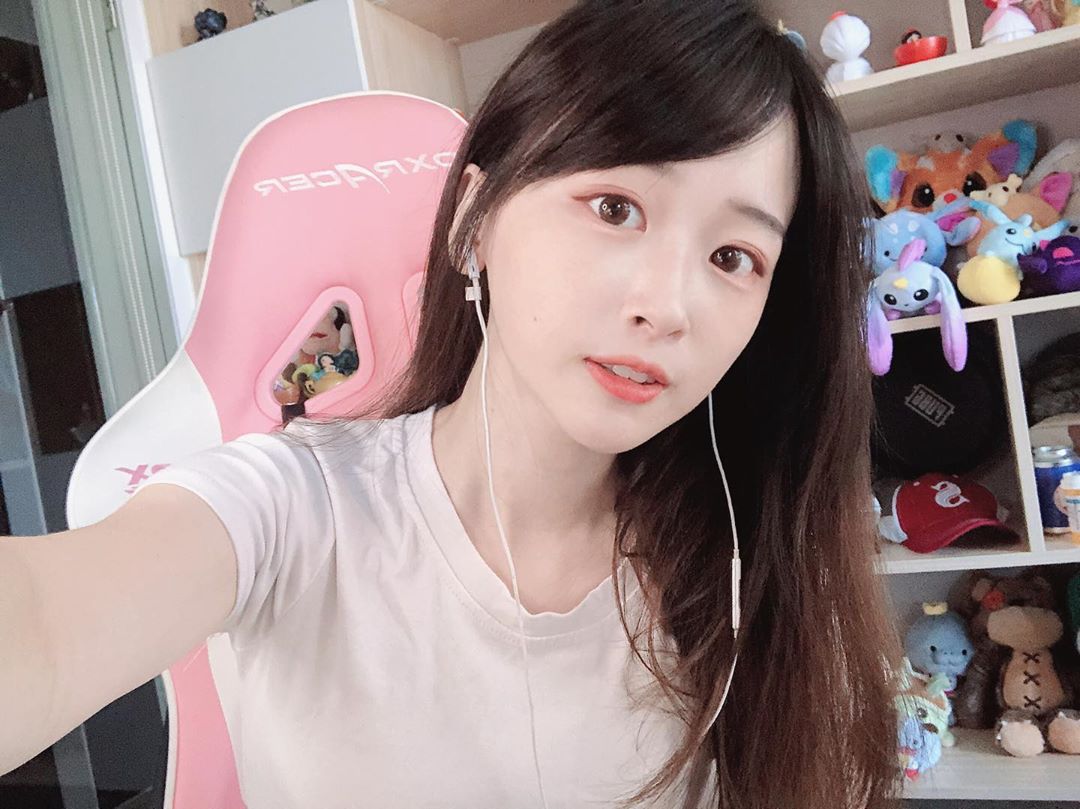 薇薇 純情正妹秀長腿 無辜神情讓人難耐....-第1章-图片7