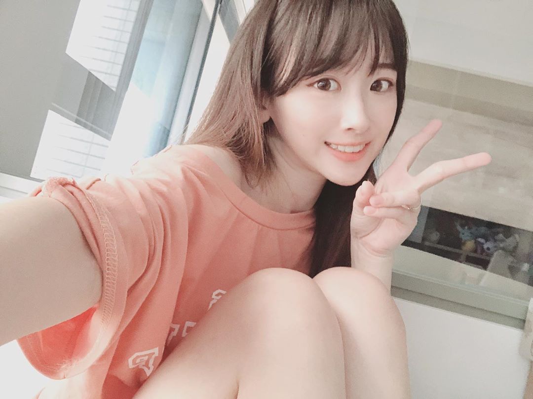 薇薇 純情正妹秀長腿 無辜神情讓人難耐....-第1章-图片14