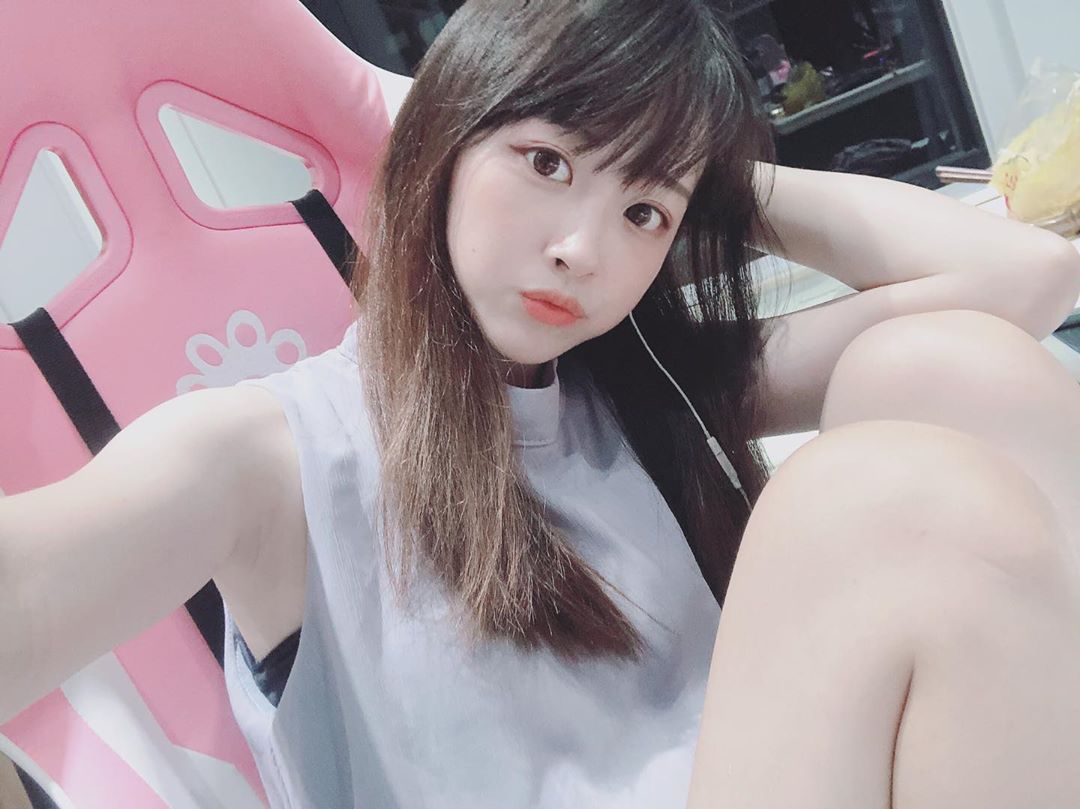 薇薇 純情正妹秀長腿 無辜神情讓人難耐....-第1章-图片13