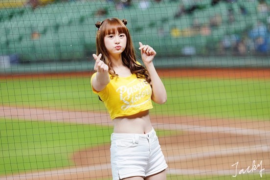 短今 火辣高挑身材！甜美露出雪白美肌誘惑-第1章-图片13