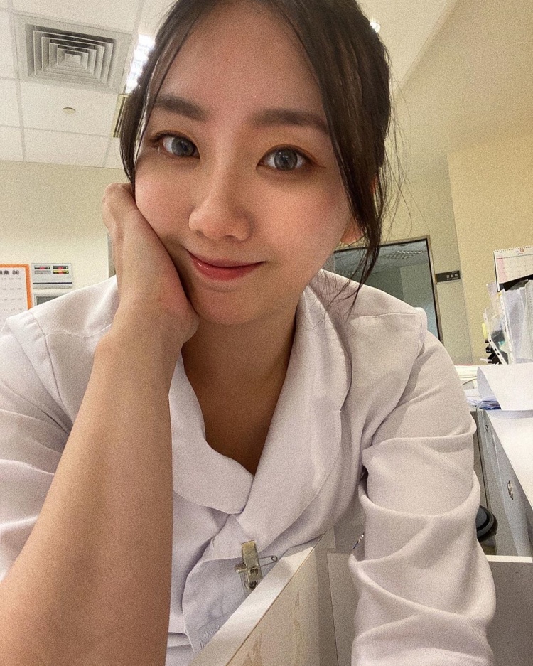 大胸護理師下班回家自拍 尺度很大膽~歐雅婷