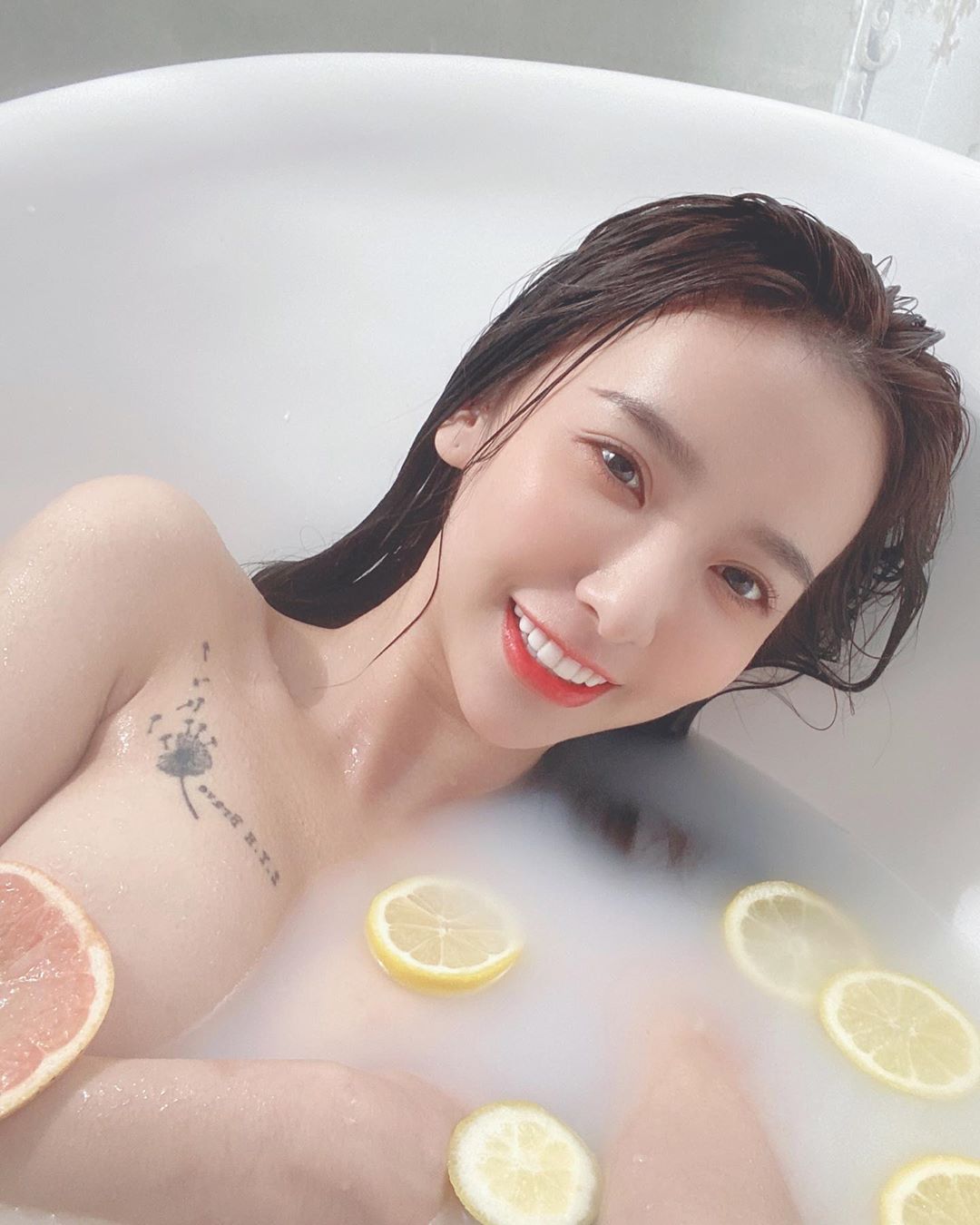 Clean face with the devil's body - Kimi-第1章-图片1