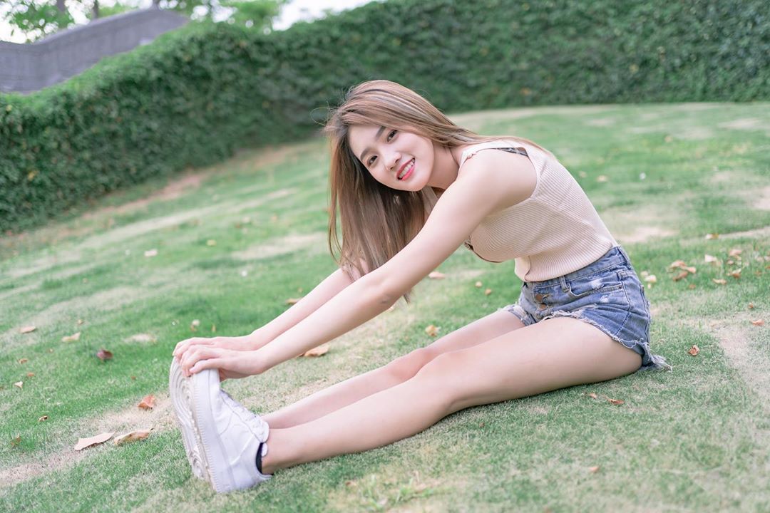 Sunny, beautiful white woman looking at her heart.-第1章-图片10
