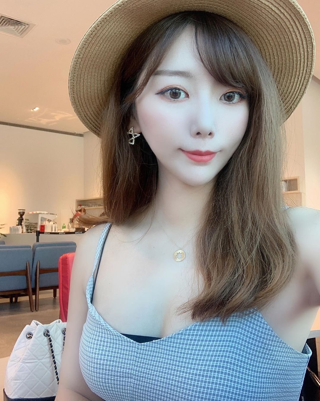 花子Karina 有著白皙的肌膚和一雙笑起來超甜美的電眼-第1章-图片6