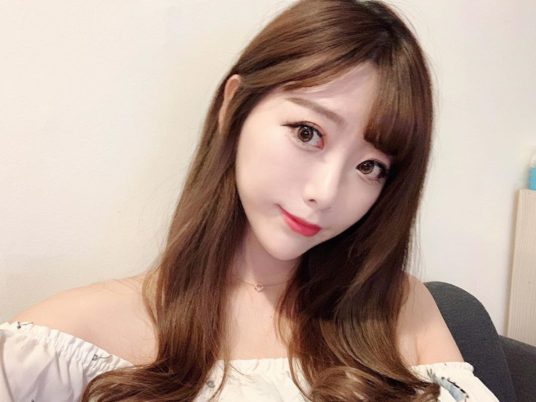 花子Karina 有著白皙的肌膚和一雙笑起來超甜美的電眼-第1章-图片18