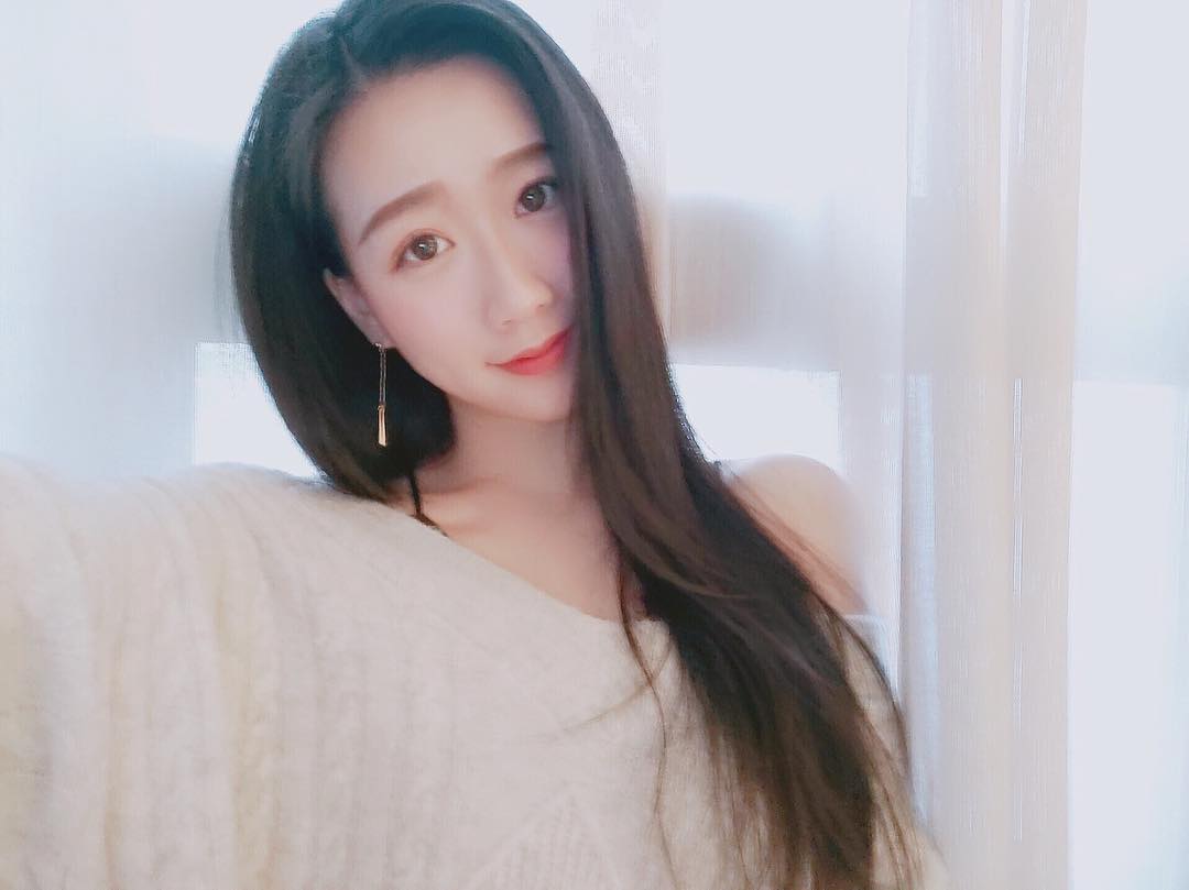 小倢 大眼正妹優雅神情讓你移不開視線-第1章-图片13