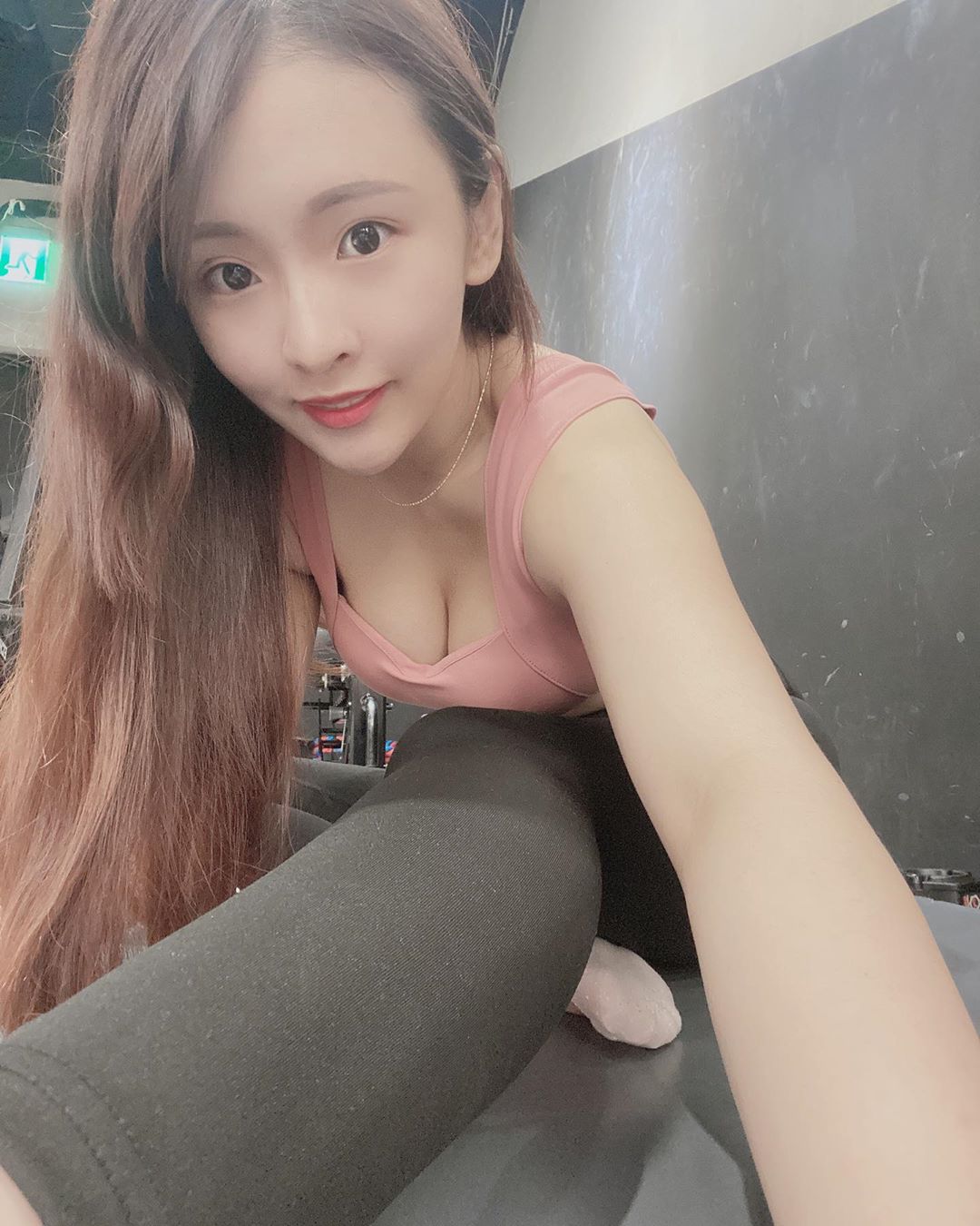 直播主筱穎兒「側露白嫩美乳」形狀好誘人-第1章-图片9