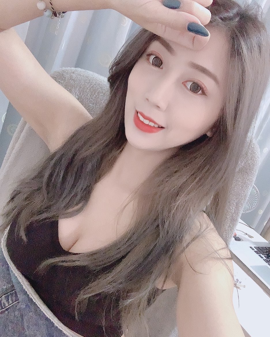 Meimei's body is hot enough to shake and make people dizzy.-第1章-图片2
