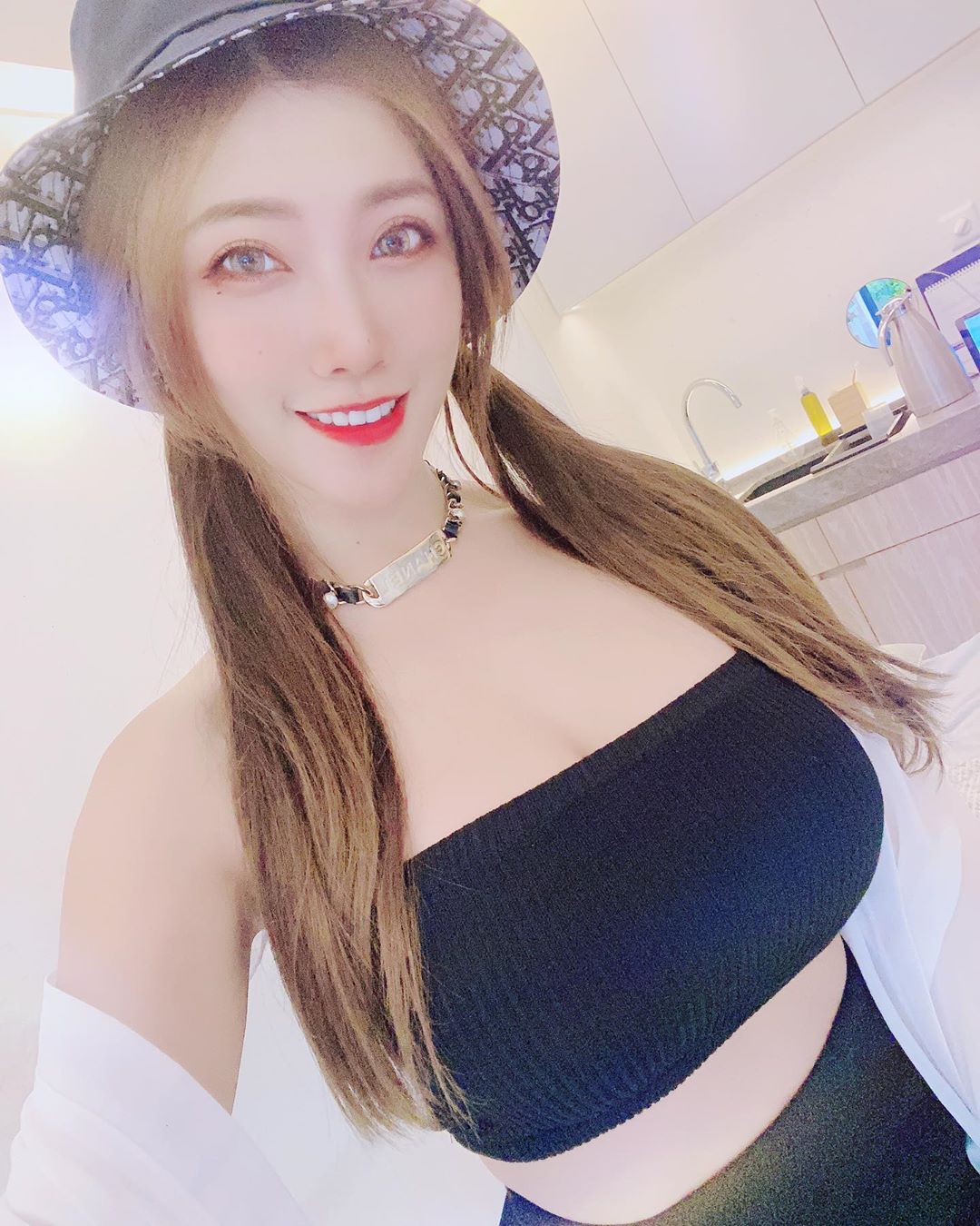 In her bed, she showed herself full of twins with Chris.-第1章-图片9