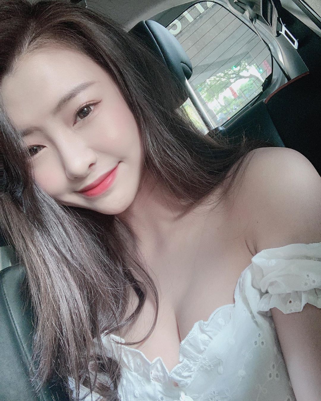 Jie.c潔晞 五官精緻迷人！大露白皙渾圓美乳-第1章-图片1