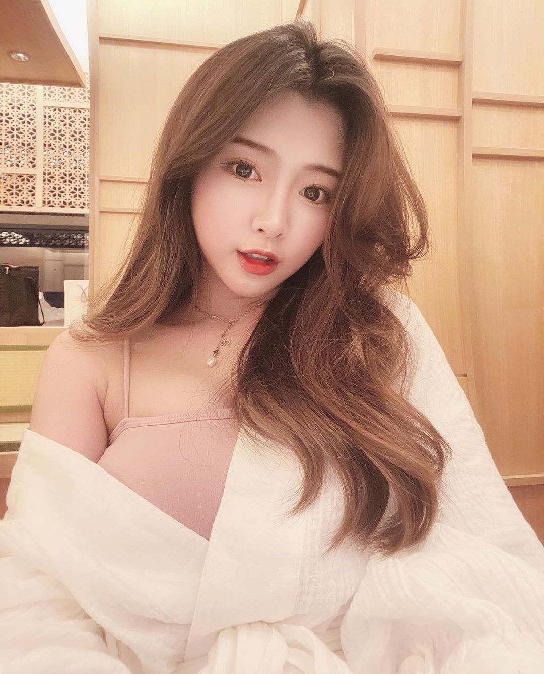 Jie.c潔晞 五官精緻迷人！大露白皙渾圓美乳-第1章-图片10
