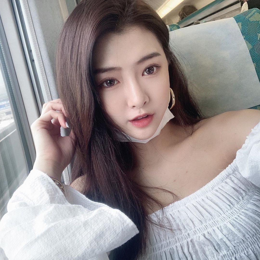 Jie.c潔晞 五官精緻迷人！大露白皙渾圓美乳-第1章-图片7