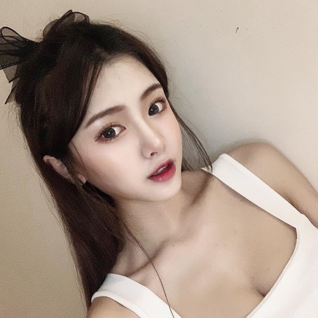 Jie.c潔晞 五官精緻迷人！大露白皙渾圓美乳-第1章-图片11