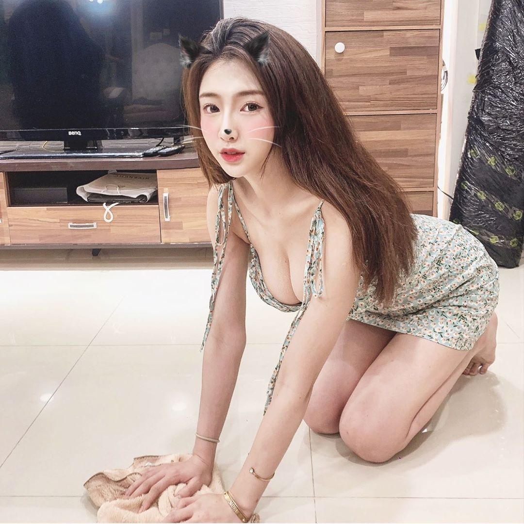 Jie.c潔晞 五官精緻迷人！大露白皙渾圓美乳-第1章-图片14