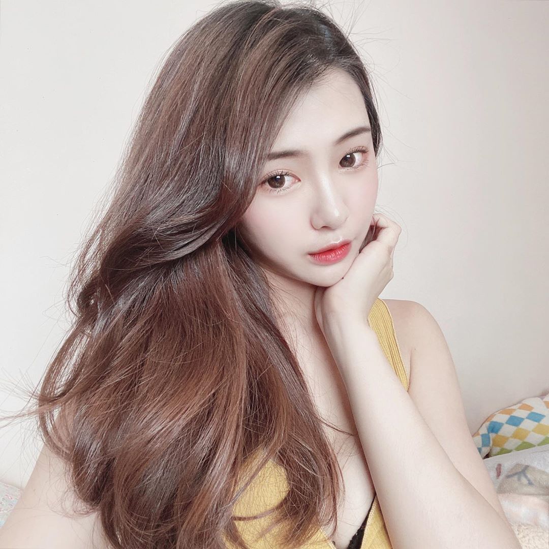 Jie.c潔晞 五官精緻迷人！大露白皙渾圓美乳-第1章-图片15