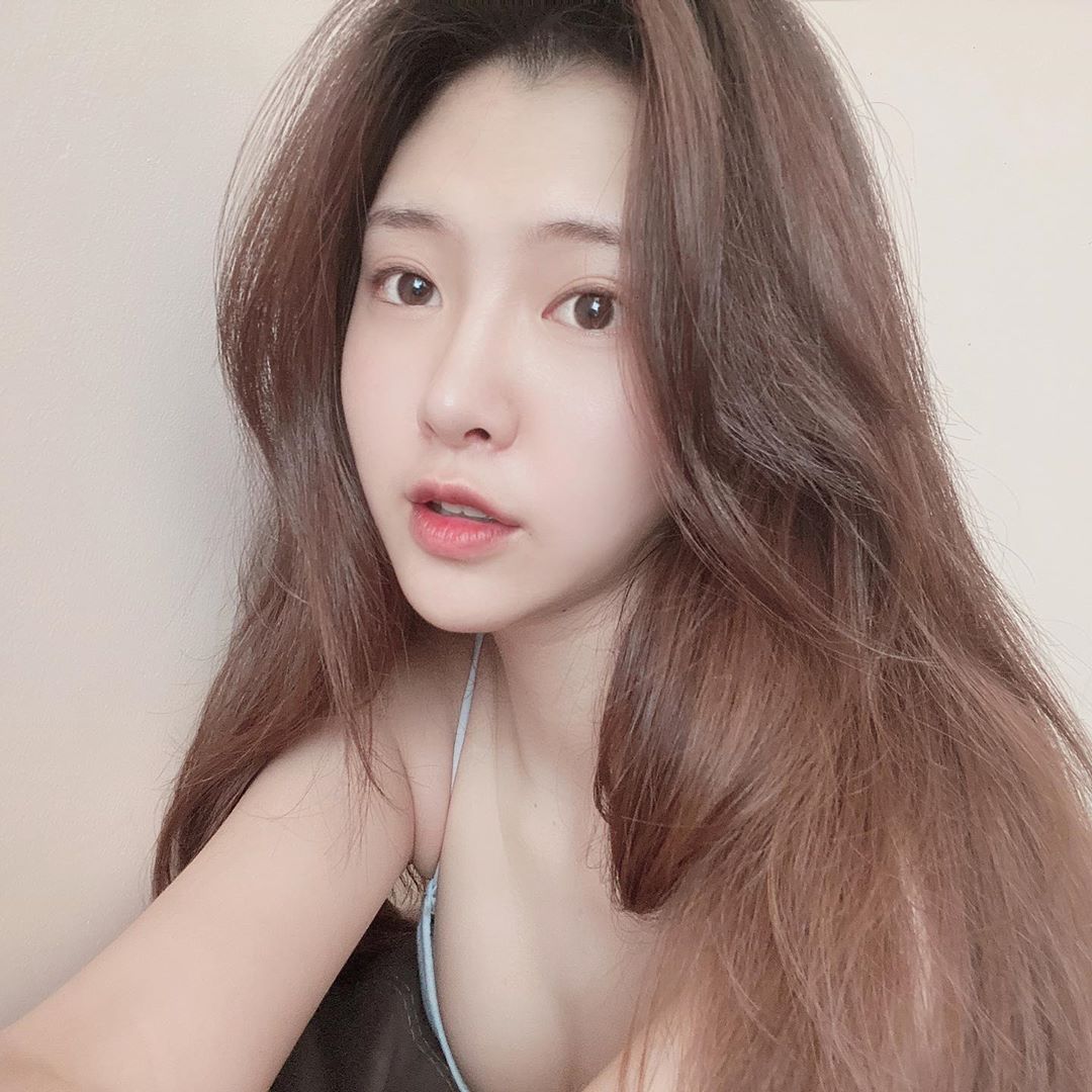 Jie.c潔晞 五官精緻迷人！大露白皙渾圓美乳-第1章-图片17