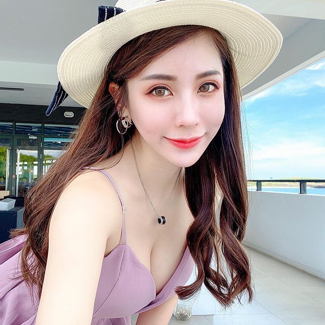 Beautiful girl at the sea shower. 湘湘湘-第1章-图片4