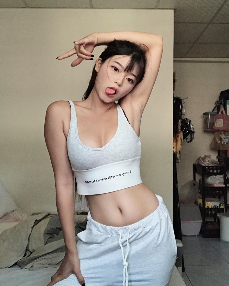 西門町街頭出現「比基尼翹臀妹」逆天美腿+布料陷入的深溝：看了超上火~白金（鯨）-第1章-图片8