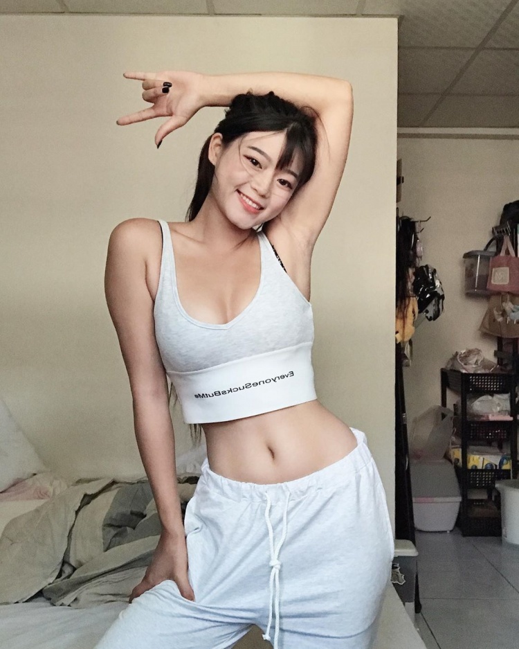 西門町街頭出現「比基尼翹臀妹」逆天美腿+布料陷入的深溝：看了超上火~白金（鯨）-第1章-图片6