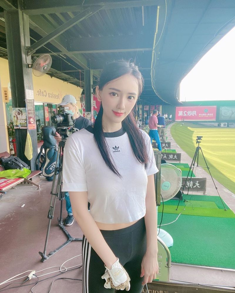 辣模千金性感回歸「翁子涵」迷人長腿美模直秀一字馬 大膽作風直露半球-第1章-图片49