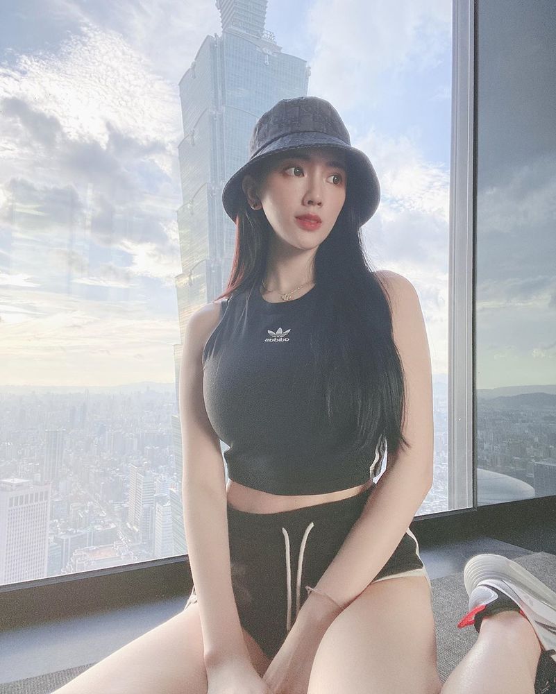 辣模千金性感回歸「翁子涵」迷人長腿美模直秀一字馬 大膽作風直露半球-第1章-图片63