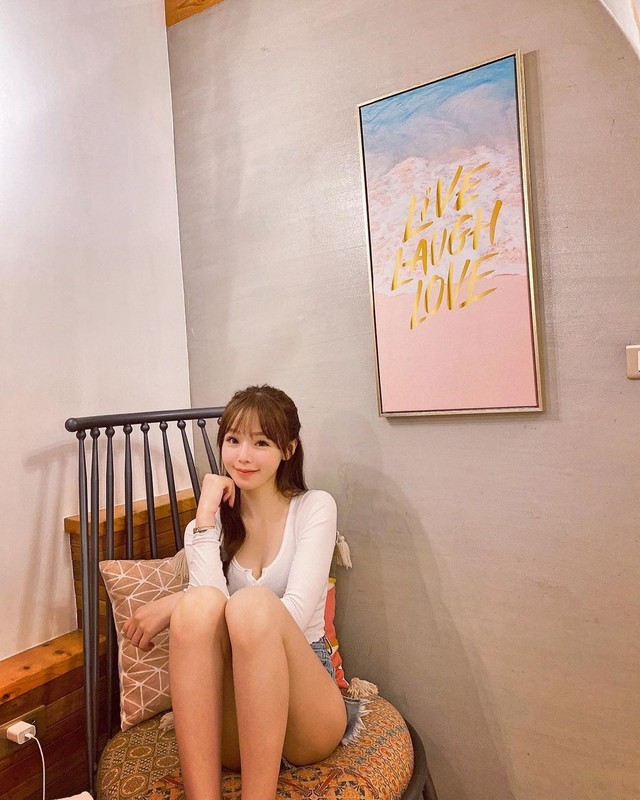 小魚Savina墾丁白砂灣換上養眼比基尼一彎腰白皙深溝露出讓人噴鼻血-第1章-图片9