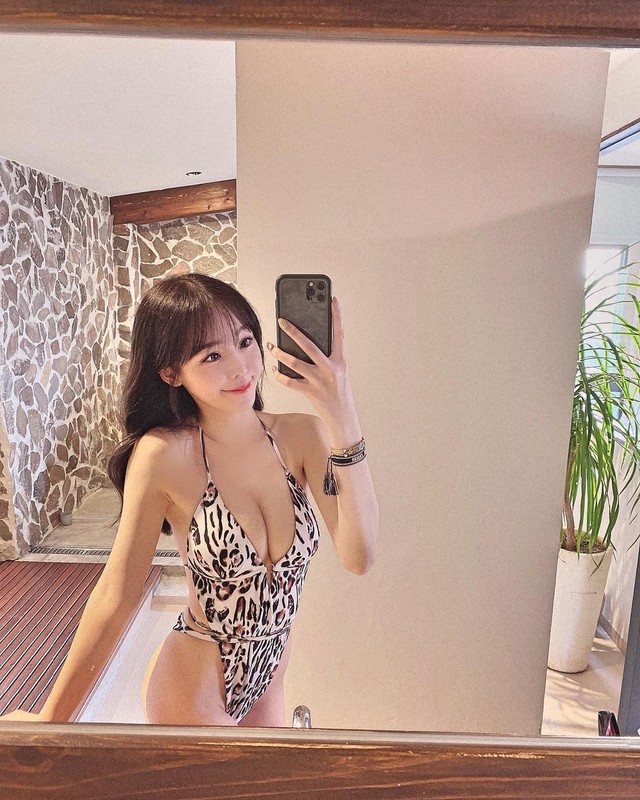 小魚Savina墾丁白砂灣換上養眼比基尼一彎腰白皙深溝露出讓人噴鼻血-第1章-图片21