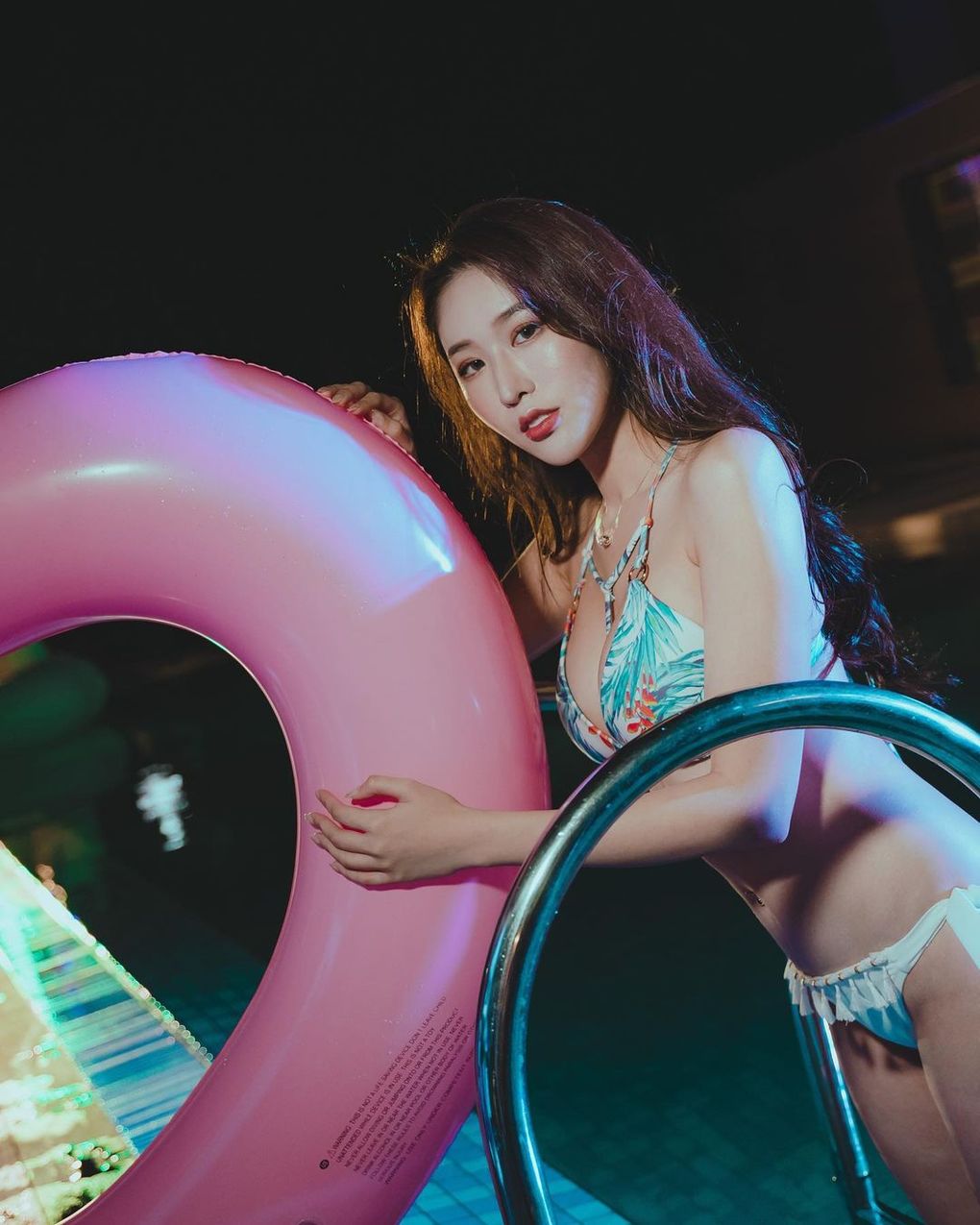 天使面孔的亞洲小姐推廣大使「鄭若青」香肩鎖骨好迷人，深邃精緻五官搭上完美曲線-第1章-图片16