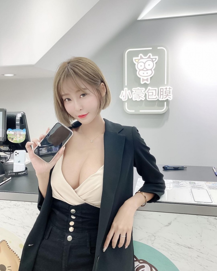 前方遇到白皙神腿妹…視線往上「大D麻糬奶」鮮嫩雪白：該怎麼搭訕？~