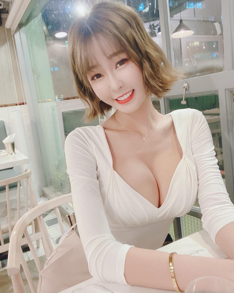 前方遇到白皙神腿妹…視線往上「大D麻糬奶」鮮嫩雪白：該怎麼搭訕？~-第1章-图片5