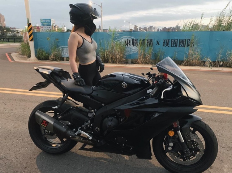 香車就是要配美人！重機妹自帶「軟嫩安全氣囊」正面整個兇爆：想上車~菈菈-第1章-图片3