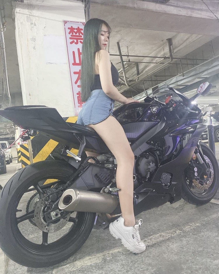 香車就是要配美人！重機妹自帶「軟嫩安全氣囊」正面整個兇爆：想上車~菈菈-第1章-图片6