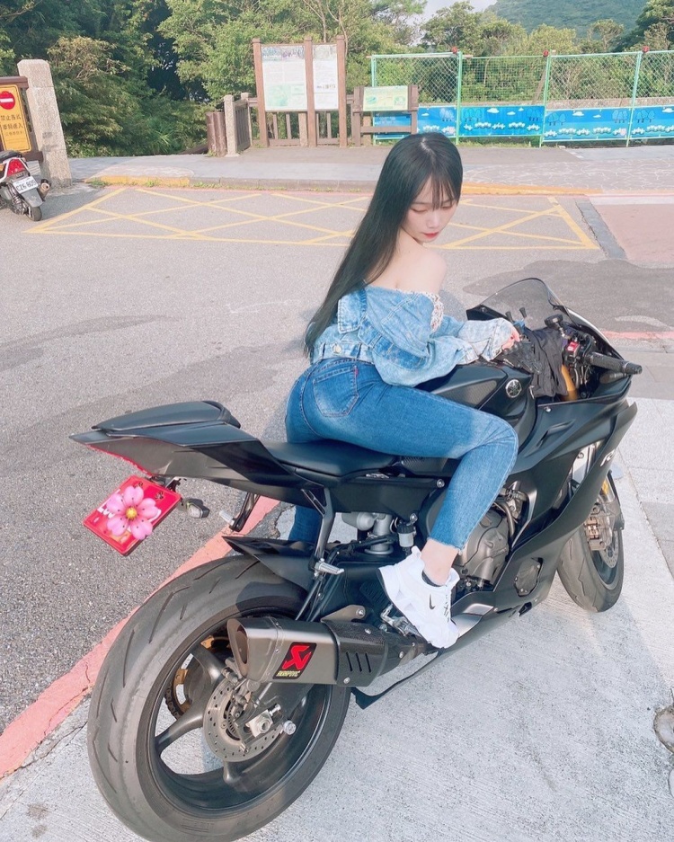 香車就是要配美人！重機妹自帶「軟嫩安全氣囊」正面整個兇爆：想上車~菈菈-第1章-图片7