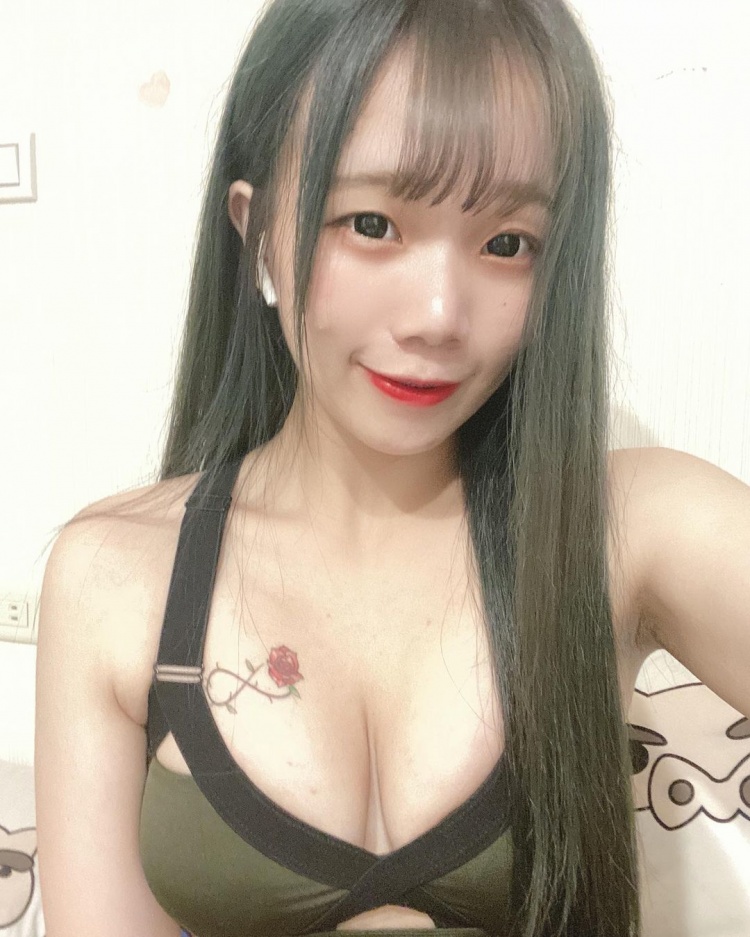 香車就是要配美人！重機妹自帶「軟嫩安全氣囊」正面整個兇爆：想上車~菈菈-第1章-图片8