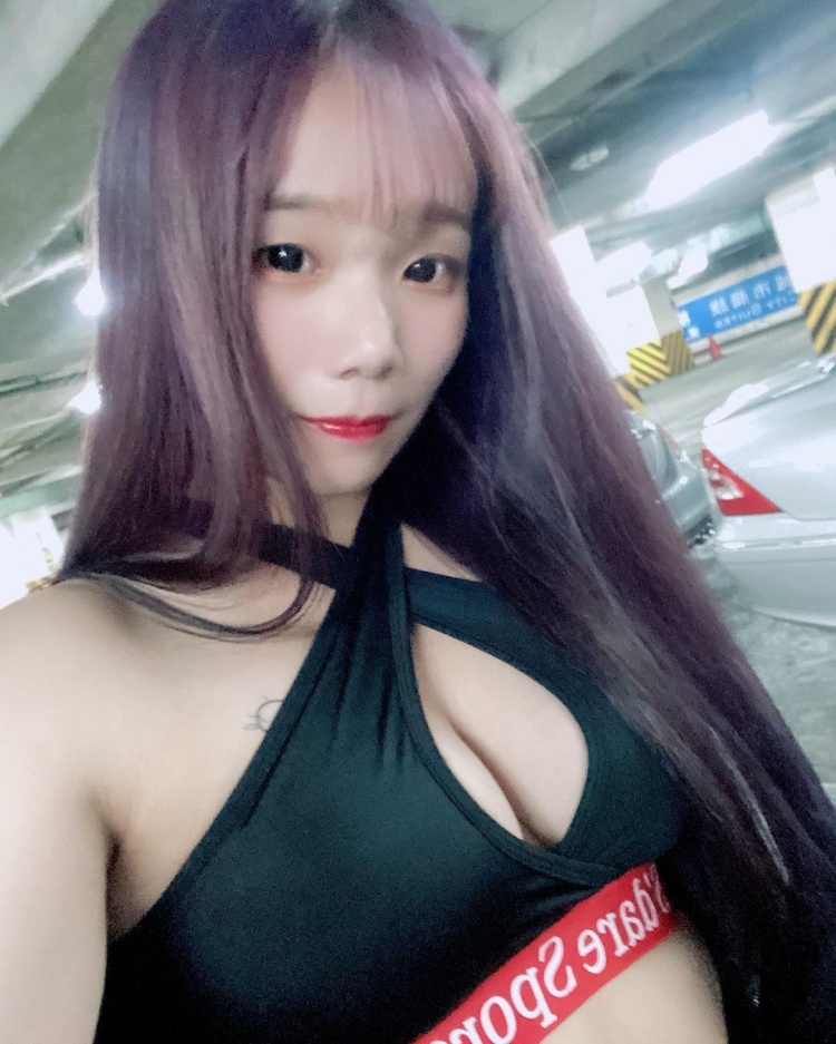 香車就是要配美人！重機妹自帶「軟嫩安全氣囊」正面整個兇爆：想上車~菈菈-第1章-图片11