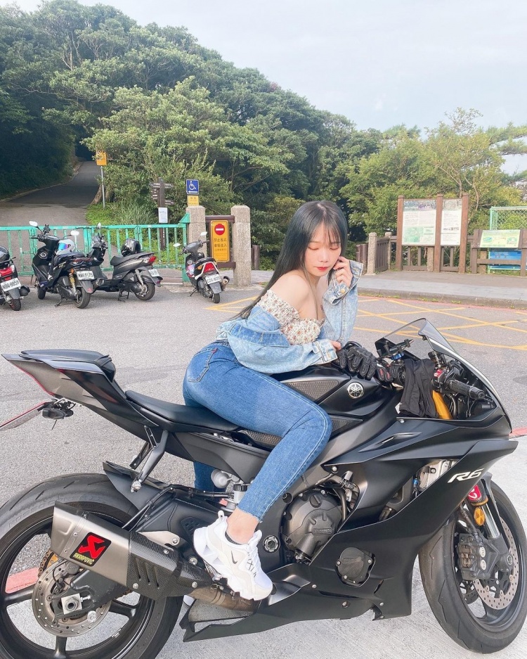 香車就是要配美人！重機妹自帶「軟嫩安全氣囊」正面整個兇爆：想上車~菈菈-第1章-图片9