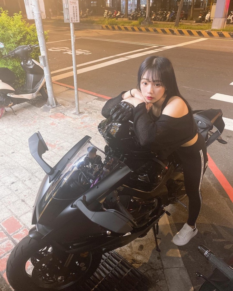 香車就是要配美人！重機妹自帶「軟嫩安全氣囊」正面整個兇爆：想上車~菈菈-第1章-图片10