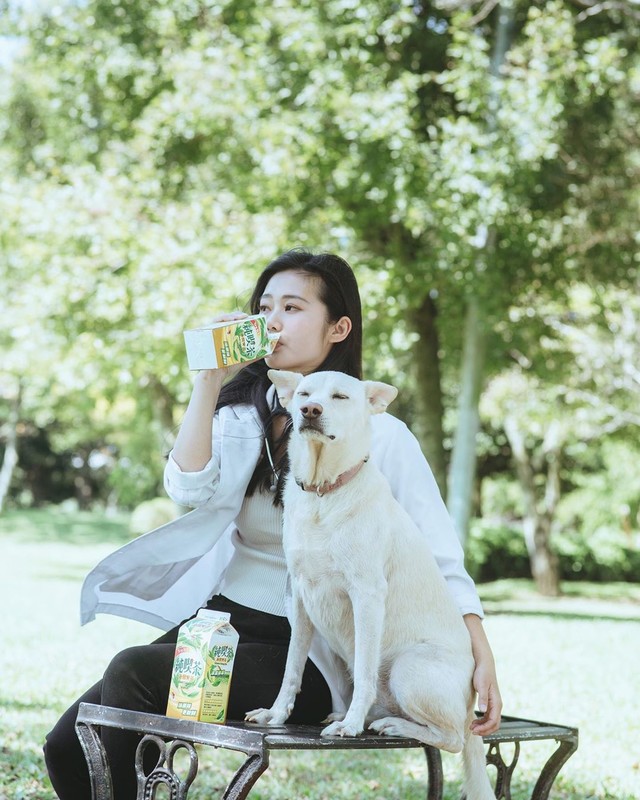 正妹茜茜台北101前長輩大方秀超級深溝吸引路人眼光-第1章-图片4