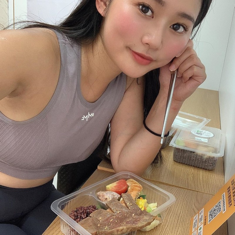 正妹茜茜台北101前長輩大方秀超級深溝吸引路人眼光-第1章-图片10