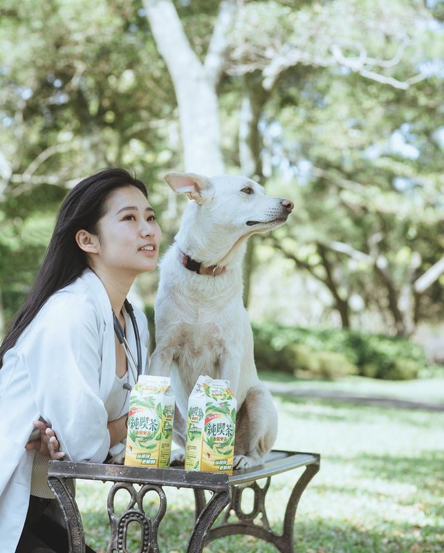 正妹茜茜台北101前長輩大方秀超級深溝吸引路人眼光-第1章-图片8