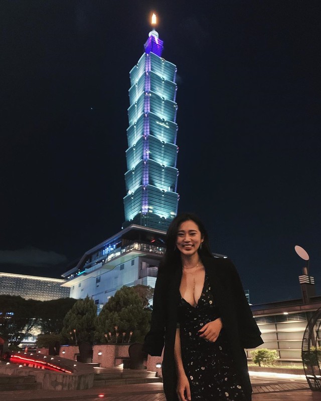 正妹茜茜台北101前長輩大方秀超級深溝吸引路人眼光-第1章-图片11