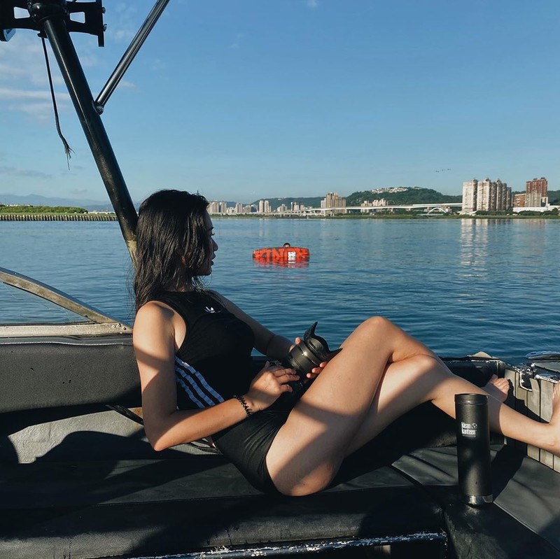 正妹茜茜台北101前長輩大方秀超級深溝吸引路人眼光-第1章-图片16