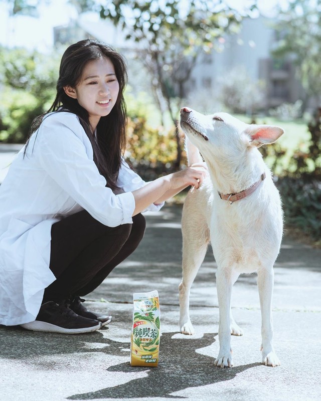 正妹茜茜台北101前長輩大方秀超級深溝吸引路人眼光-第1章-图片15