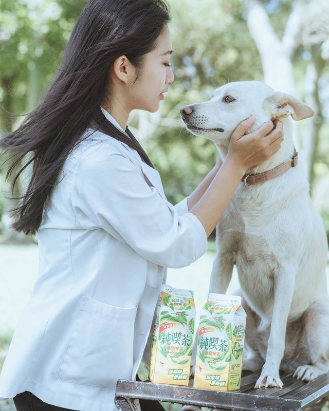 正妹茜茜台北101前長輩大方秀超級深溝吸引路人眼光-第1章-图片19