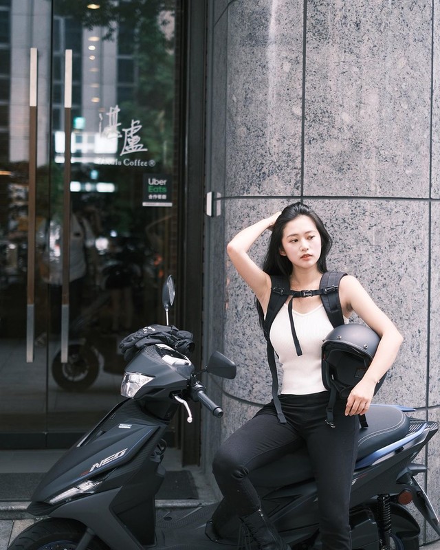 正妹茜茜台北101前長輩大方秀超級深溝吸引路人眼光-第1章-图片24