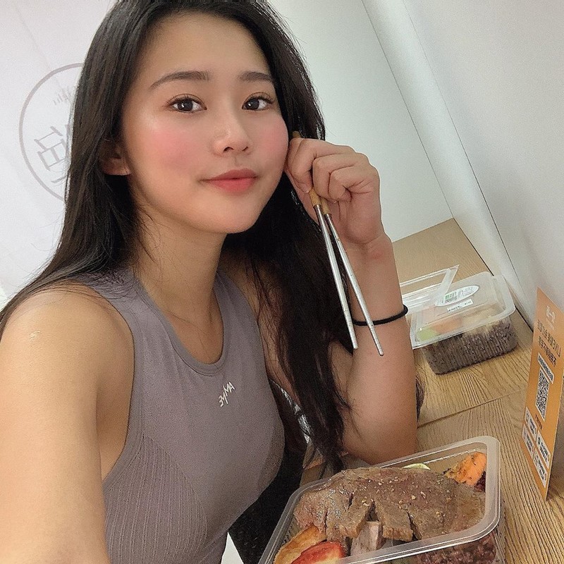 正妹茜茜台北101前長輩大方秀超級深溝吸引路人眼光-第1章-图片25